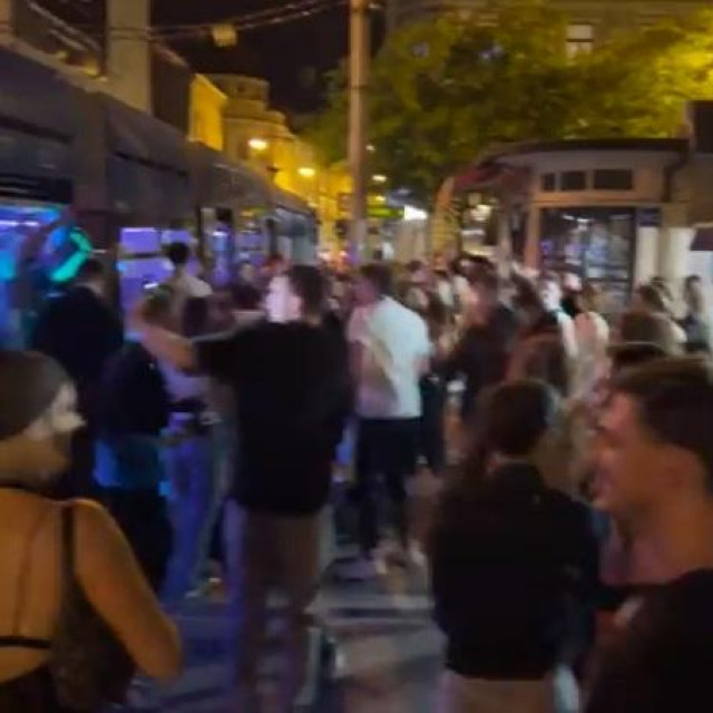 Putnici plešu na Britancu