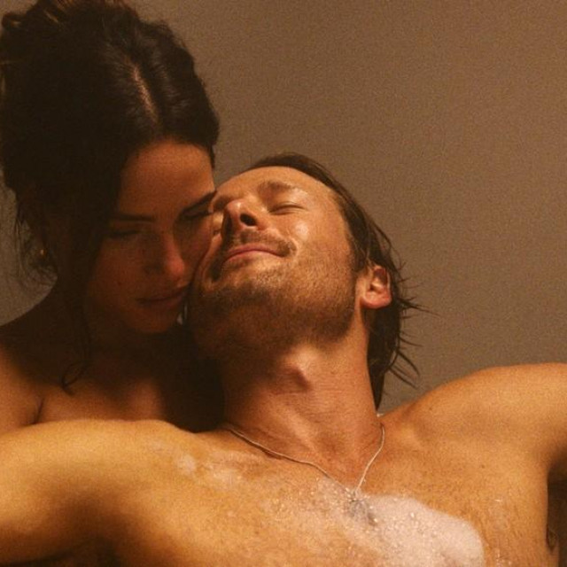 Adria Arjona i Glen Powell u sceni iz filma Hit Man

 