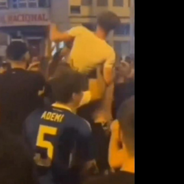 Robert Mudražija na rukama navijača