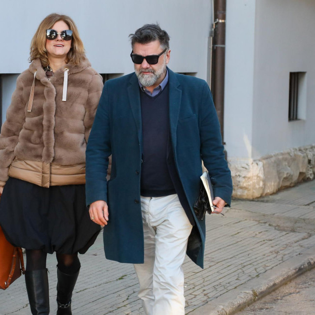 Charles Pearce dolazi na treće ročište za rastavu braka na Općinski sudu u Puli
