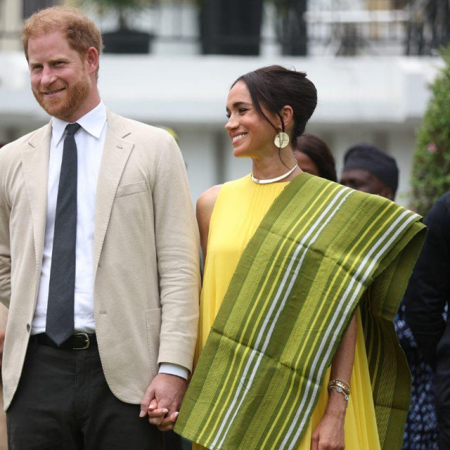 Meghan sa suprugom u haljini posvećenoj sinu, upotpunjenu darom domaćina