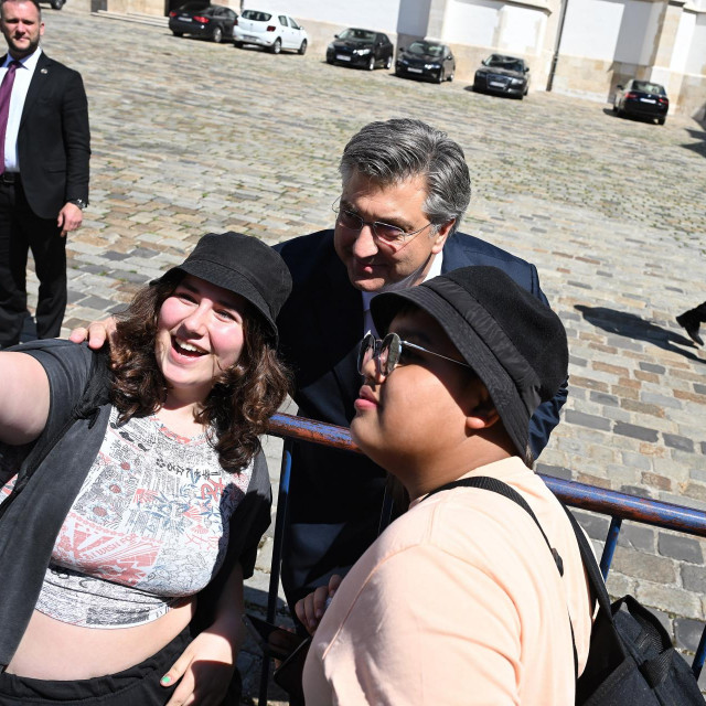 Turisti se fotografiraju s Plenkovićem