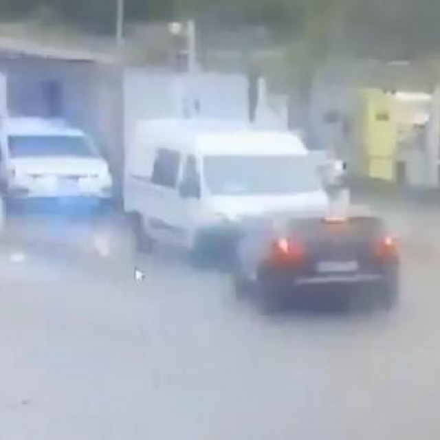 Automobil se zabija u kombi u kojem je zatvorenik