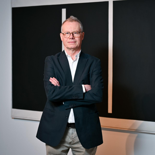 Michel Gauthier ispred jednog od Kniferovih radova u MSU
