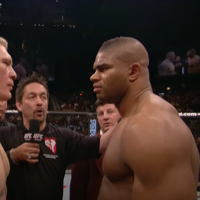 Brock Lesnar (lijevo) i Alistair Overeem (desno)