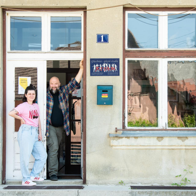 Klanjec, 230122.
Centar mjesta.
Jerko Marcic i Dunja Bovan su staru kucu obnovili i uskoro u sklopu nje otvaraju kino.
Na fotografiji: Dunja Bovan i Jerko Marcic.