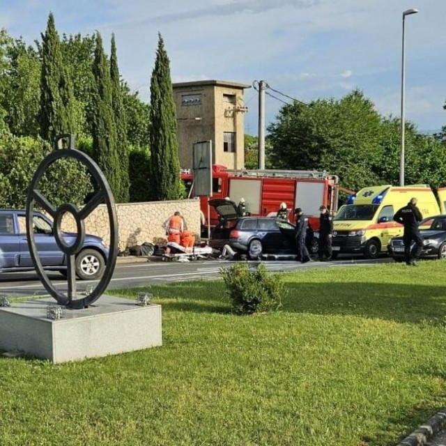 Skrećući prema Sinju, vozač je, vjerojatno zbog prevelike brzine, izgubio kontrolu i prednjim lijevim dijelom automobila izravno udario u masivni kameni ogradni zid kod trafostanice