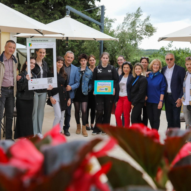 Učenici srednje ugostiteljske škole Lipa iz Pule došli su u radni posjet u hotel San Rocco. Uz vlasnike hotela, obitelji Fernetich, upoznali su se o svim malim tajnama poslovanja malog obiteljkog hotela