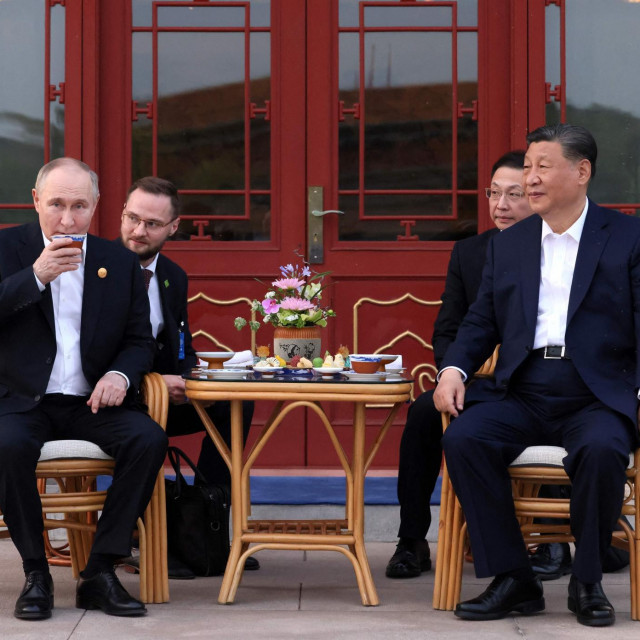 Slika opuštene atmosfere sa sastanaka nasamo kineskog i ruskog lidera, Xi Jinpinga i Vladimira Putina