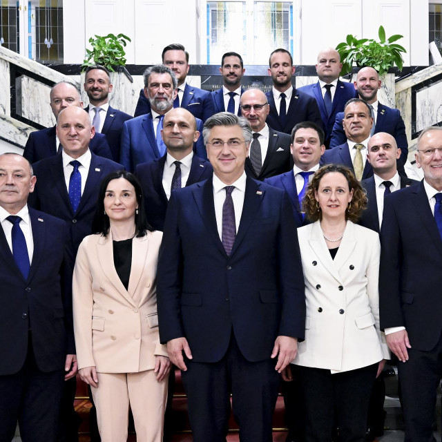 Aktualna Vlada Republike Hrvatske na čelu s premijerom Andrejem Plenkovićem. Prvi red: Tomo Medved, Marija Vučković, Andrej Plenković, Nina Obuljen Koržinek, Davor Božinović; drugi red: Branko Bačić, Ivan Anušić, Oleg Butković, Josip Dabro; treći red: Ivan Šipić, Radovan Fuchs, Gordan Grlić Radman, Vili Beroš; četvrti red: Marin Piletić, Marko Primorac, Tonči Glavina, Šime Erlić, Ante Šušnjar, Damir Habijan