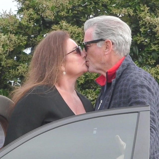 Pierce Brosnan i Keely Shaye Smith 