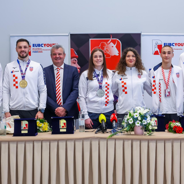 Bono Bošnjak s osvajačima medalja na EP u Beogradu