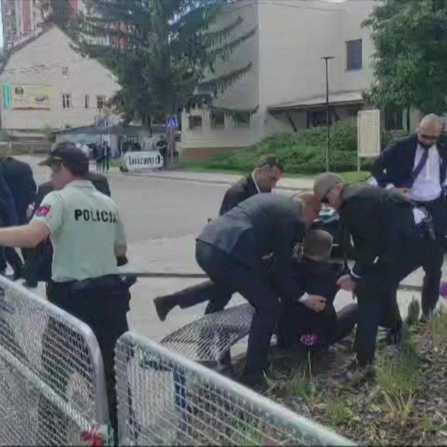 Ficovo osiguranje nosi ga u automobil nakon što je na njega pucano