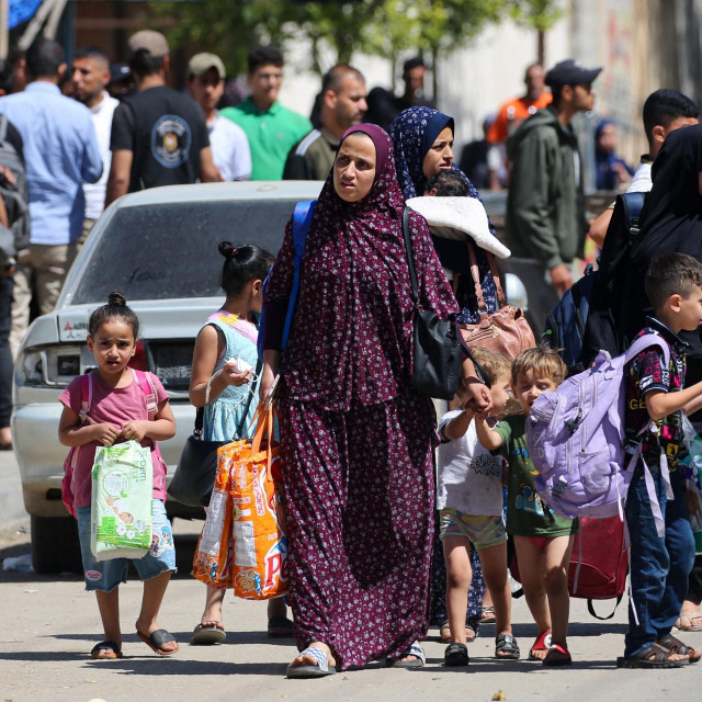 Palestinka s djecom na području Rafaha