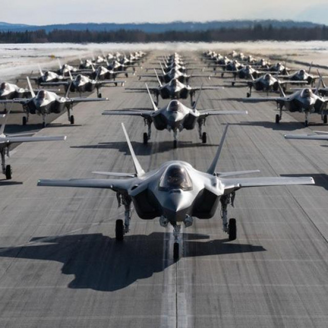 Borbeni avioni pete generacije F-35 Lightning koje proizvodi Lockheed Martin