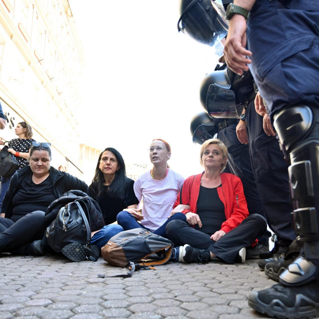 Sanja Juras u bijeloj majici na protuprosvjedu  