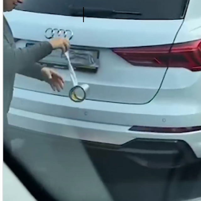 Neki koriste ljepljivu traku, a neki vrećice (Instagram)