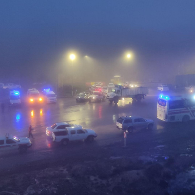 Potraga blizu mjesta na kojem se srušio helikopter, pao je mrak, pada jaka kiša, spsutila se i magla...