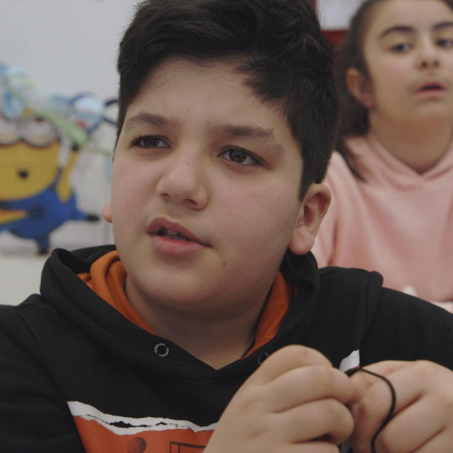 Većina djece jedva čeka pod odmorom razgovarati s nekim od prijatelja, to čine ili na njemačkom s puno grešaka ili pripovijedaju turski, srpski, bosanski, hrvatski ...