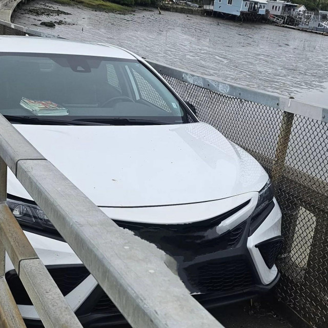 Auto zapeo na pješačkom mostu