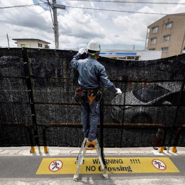Postavljanje ograde u blizini planine Fuji