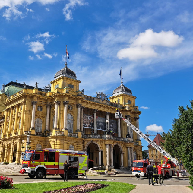 Vježba evakuacije ispred HNK u Zagrebu