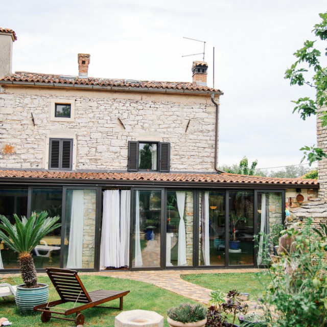 Kuća je smještena na uzvisini, okružena je maslinicima i nalazi se na rubu šume