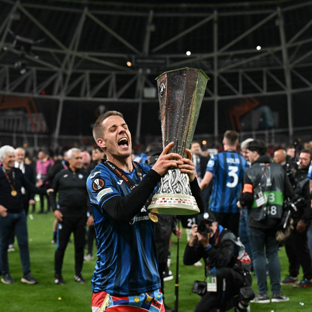 Mario Pašalić s trofejem Europske lige