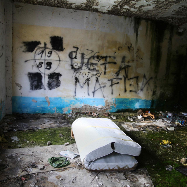 Porušena srpska kuća iz vremena Domovinskog rata