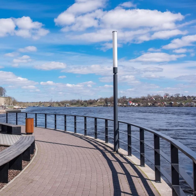 Estonski grad Narva na istoimenoj rijeci i ruski grad Ivangorod na drugoj strani rijeke