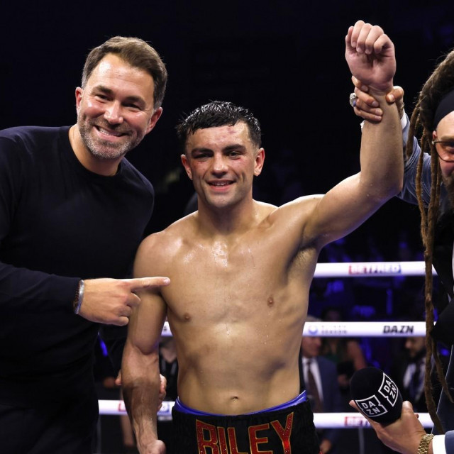 Eddie Hearn (lijevo), Jack Catterall (sredina), David Diamante (desno)