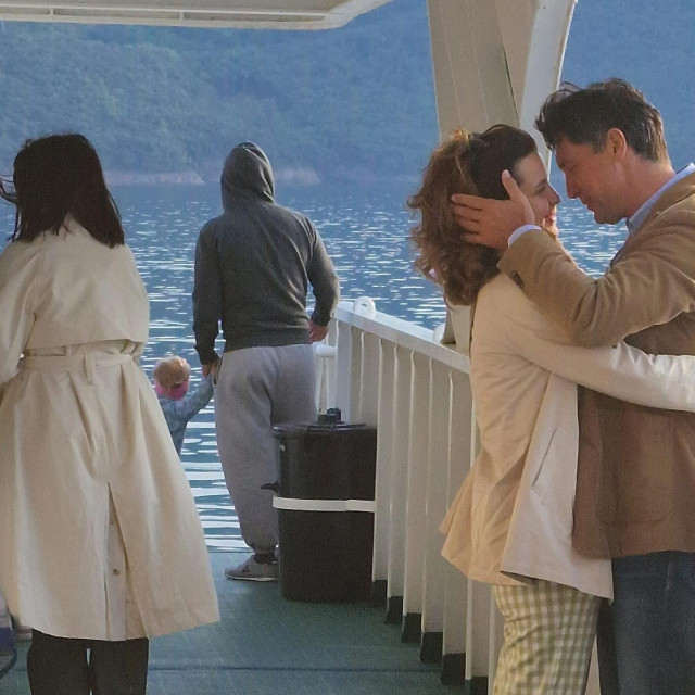 
Doris Pincic na trajektu Krk- Cres u zagrljaju Davora Guberovića
 