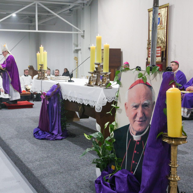 Upada u oči kako ovdašnja desnica, koja godinama rida jer Stepinac nije proglašen svetim, sada šuti o Kuharićevoj beatifikaciji