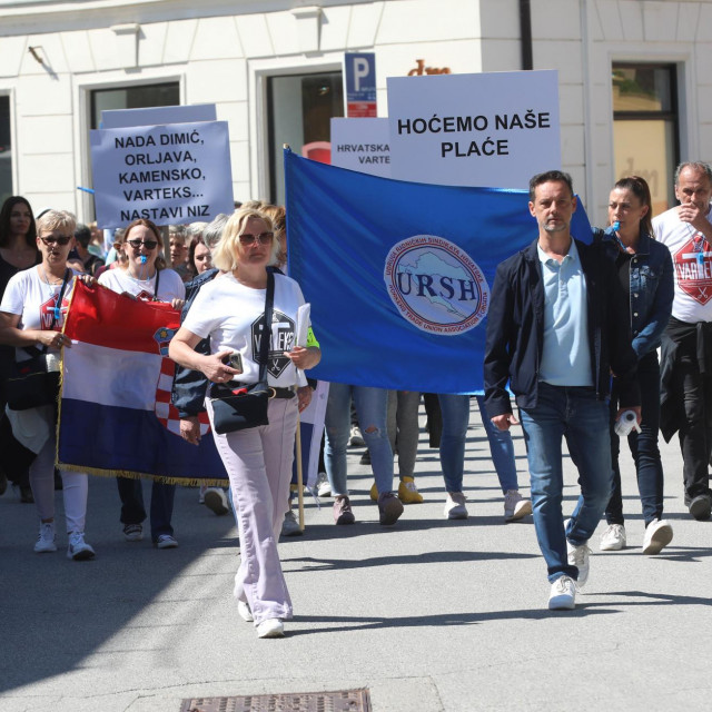 Radnici tvrtke Varteks prosvjednom šetnjom od tvornice do središnjeg trga izrazili su nezadovoljstvo neisplatom plaća