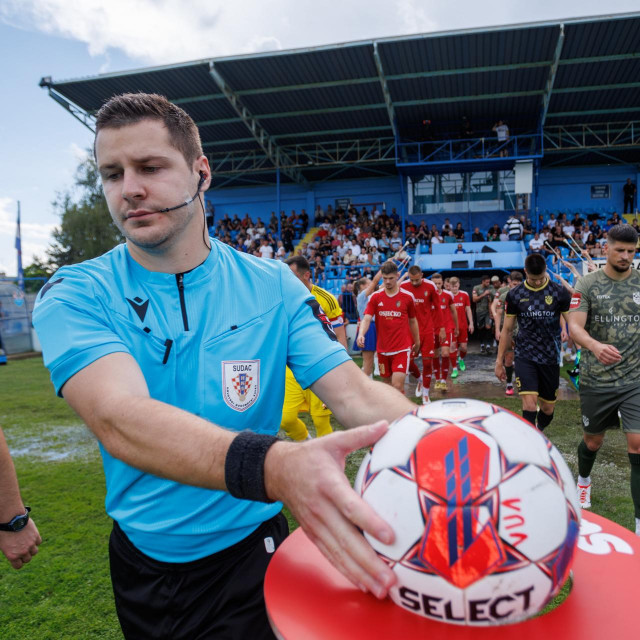 Prizor s početka utakmice Vukovar 1991 - Zrinski Osječko