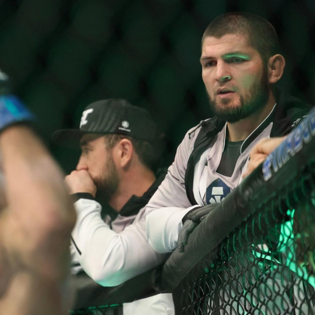 Islam Makhachev (lijevo) i Khabib Nurmagomedov (desno)