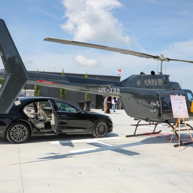Luksuzni auti i helikopter na raspolaganju su gostima ispred vinarije Rossi