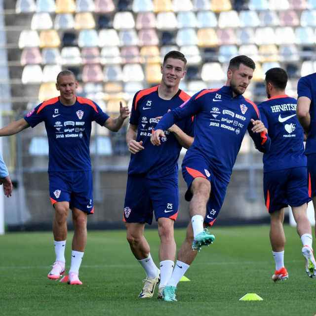 Luka Sučić (u sredini)