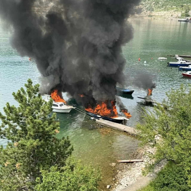 Požar u Bakarcu u uvali Sansovo, izgorio gliser i četiri barke, jedna osoba ozlijeđena