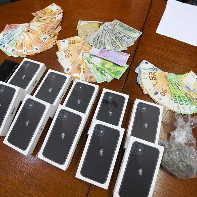 Konferencija za medije na kojoj su prezentirani rezultati kriminalistickih istrazivanja u svezi kaznenih djela Neovlastena proizvodnja i promet drogama; zapljene heroina, kokaina, amfetamina i marihuane