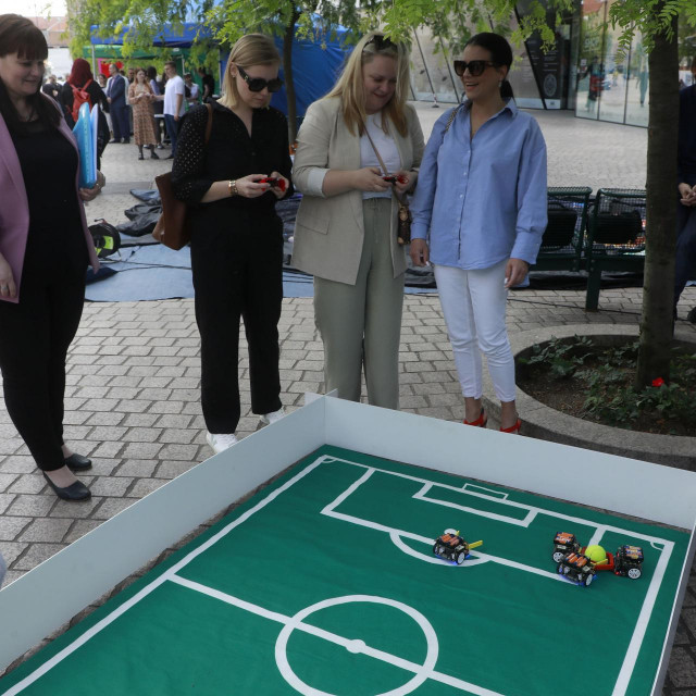 Cilj manifestacije je popularizacija znanosti, tehnologije, inženjerstva i matematike među djecom i mladima.