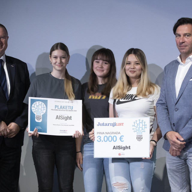 Dodjela nagrade DIGI Awards 2024.
Na fotografiji: Državni tajnik Bernard Gršic, pobjednice Vanesa Keres, Tena Horvat, Lea Ivičin i Nikola Šiško (HPB)
 