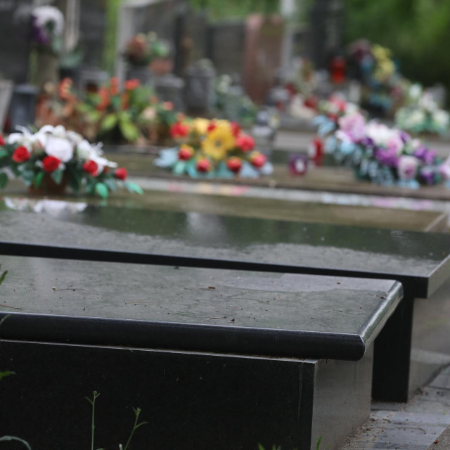 Na sjevernom djelu groblja Miroševac otvoren je i opljačkan veći broj grobnica. Policijski očevid je obavljen u subotu, a fotografije su ilustracija jer je nemoguće sa sigurnošću utvrditi koji su grobovi bili opljačkani