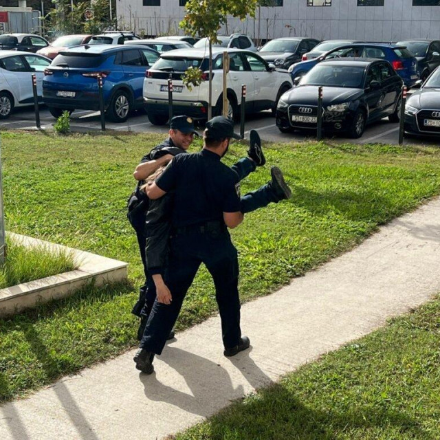 Arhivska fotografija/Policijski službenici odnose brata Filipa Zavadlava nakon što je napravio incident pred sudom
