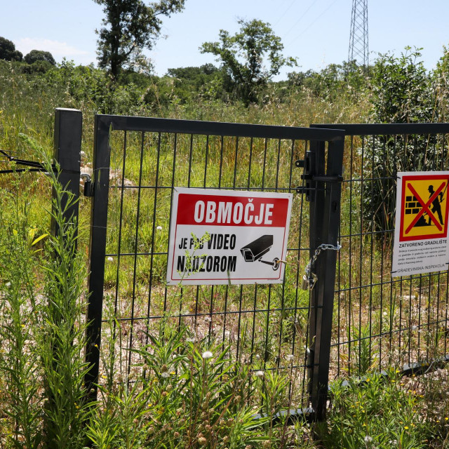 Kupci koji kupe takvu parcelu koja je skuplja od prosječne poljoprivredne parcele, iako se radi o istoj namjeni, najčešće postave kućice i čekaju reakcije vlasti