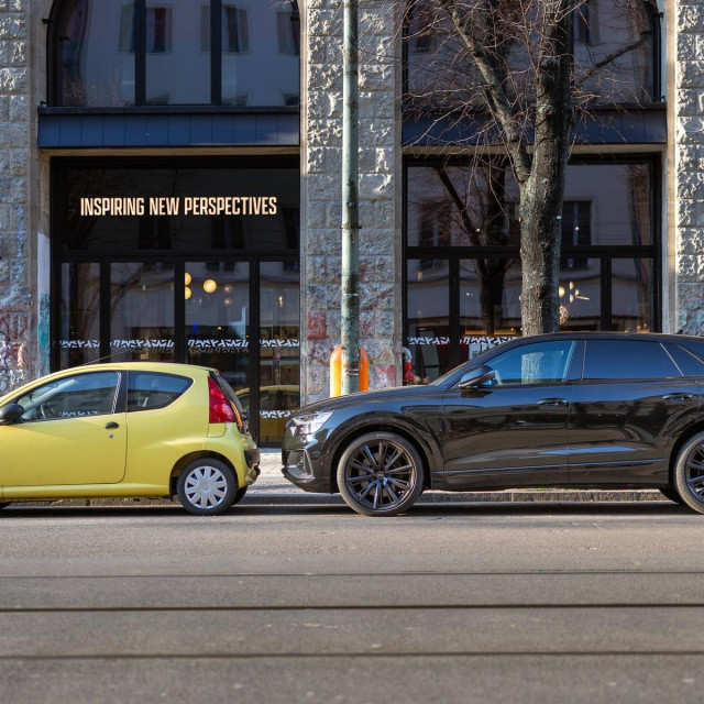 SUV vozilo (desno), ilustracija