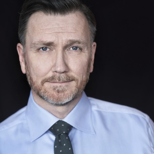 Thomas Erikson, autor knjige ”Okruženi vampirima” poručuje: Ako radite posao koji volite, a na rubu ste izdržljivosti, možda nije problem u poslu, već u kolegama koji vam svakodnevno crpe silnu količinu energije. U knjizi uči prepoznati od kuda dolaze ti isprva nejasni osjećaji.