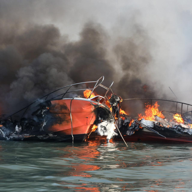 Veliki požar u marini Medulin. Vatra je zahvatila, po prvoj procjeni, pedesetak brodova
 