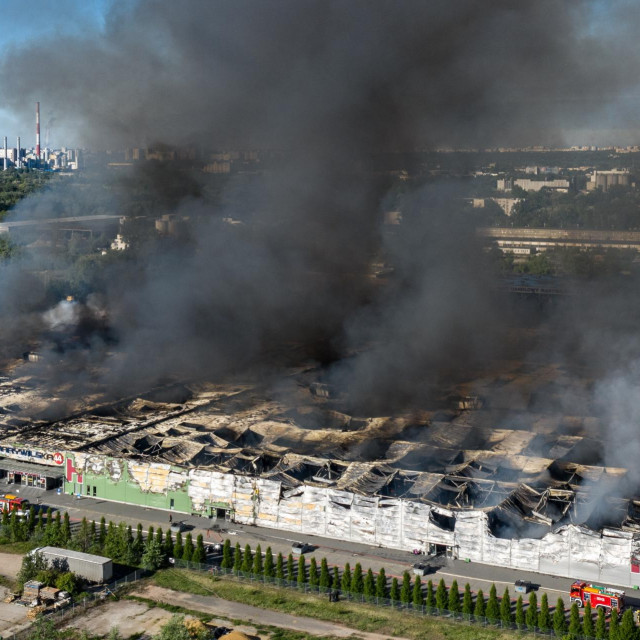 Požar u šoping centru u Varšavi