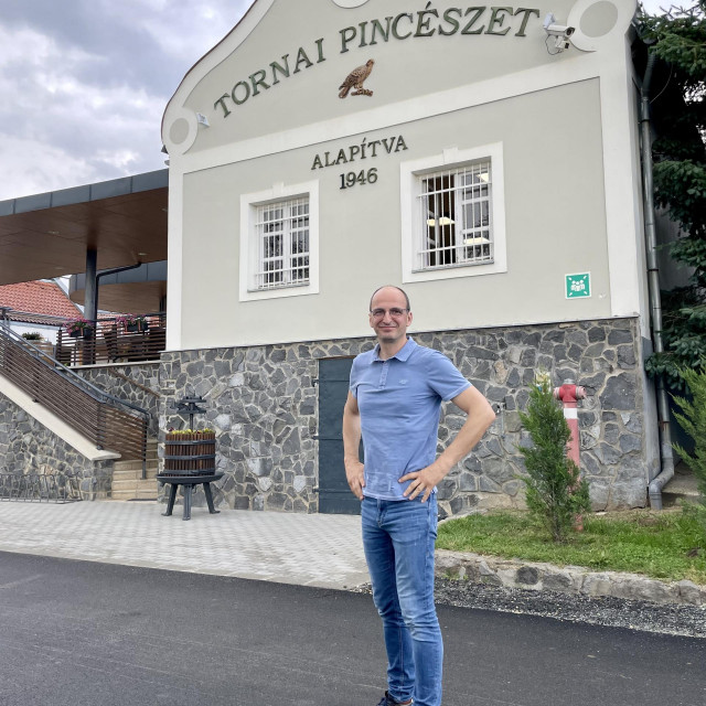 Saša Špiranec ispred vinarije Tornai